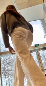 Volleyball player in sweatpants has a nice vpl