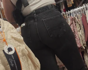 Thick Latina MILF shows off dumpy in black jeans