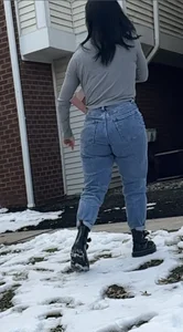 Latina in jeans