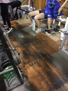 Girl with Hot Legs in Shorts Gym Creepshots