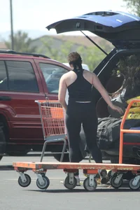 Hoe Depot girl with big booty loading her SUV in leggings with vpl