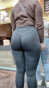 Such a nice big ass in Teveo leggings(Not OC)