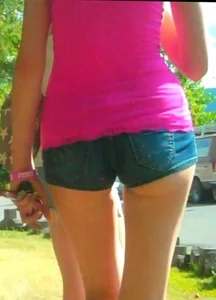 Skinny babe in denim shorts with a nice gap showing ass cheeks