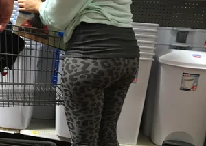 Thick Walmart milf ass in tight grey patterned leggings