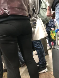 Nice VPL candid ass in tight pants