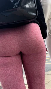 BEAUTIFUL PAWG LATINA IN PINK LEGGINGS [OC]