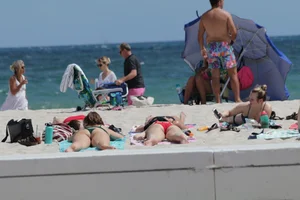Deerfield Beach girls in bikinis