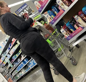 Gilf with amazing fake booty