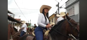 Latina cowgirls gitty up! Non OC
