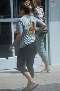 Girl going to TJ Maxx walking in the parking lot in leggings