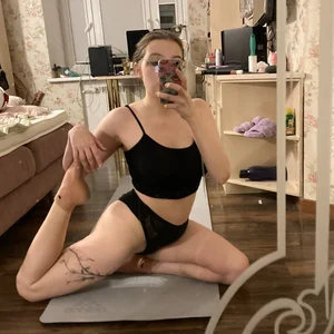 Hot amateur bespectacled chubby girl’s leaked erotic selfies