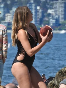 Swimsuit blondie with nice ass playing with a ball at the beach [090]