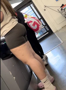 Amazing pawg  at the Self Check out