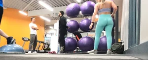 Gym blonde in turquoise leggings notices me and doesn’t mind, even moves in front of me later for some close-ups