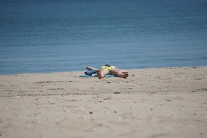 Sexy ass blonde milf on the beach in a thong with cameltoe and bending over