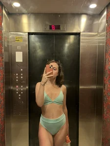 Leaked candid selfies of a sexy chunky girl