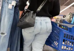 (OC) Big booty milf showing her fat ass in jeans
