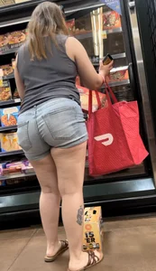 Mom is a pawg
