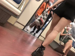 Hot Legs And Butt in Shorts in a Subway Train Creepshots Galery - Bruised Knees And Shins