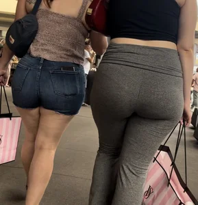 Jiggly pawg with her pawg mother (OC)