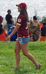 3 Washington friends in short shorts