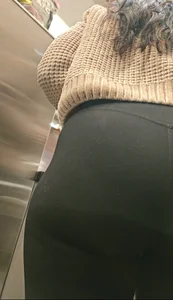 Fat ass bubble in black leggings. GIF.