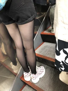 Cute Girl in Black Pantyhose with Hot Legs Subway Candid Photos