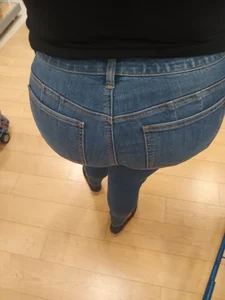 FAT A$$ BOOTY LATINA waiting in line