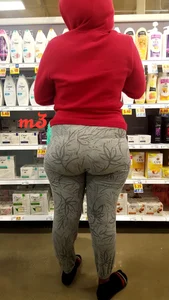 Ebony babe with a big booty in grey leggings