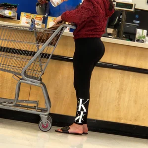 Latina mom w/ phat ass in leggings