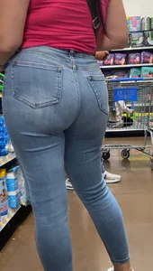 Big booty latina in jeans