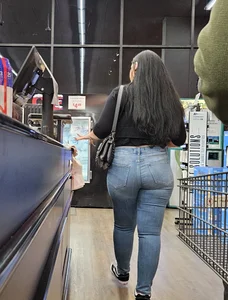 Juicy booty latina. Denim. (OC)