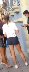 2 nice girls (he hurt his foot)