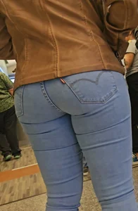 Tight Juicy Butt in blue levis jeans