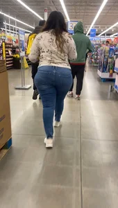 Sloppy wide hip Indian with ass crack showing
