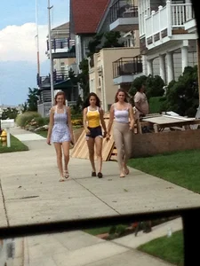 Couple teens walking in shorts and leggings