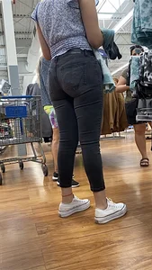 Tall Thick Latina Milf In Tight Black Jeans😋