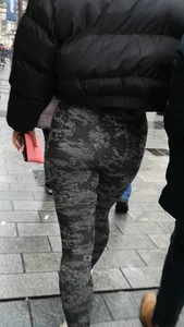 Sexy candid babe out walking in patterned dark grey leggings with a nice ass