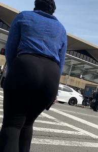 Black Queen with the YAMS in leggings at the airport ( OC , GIFs)