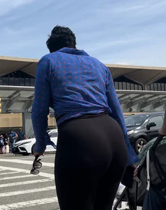 Black Queen with the YAMS in leggings at the airport ( OC , GIFs)