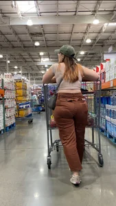 Pawg eating up them jeans