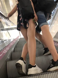 Hot Legs on the Mall Escalator Creepshot