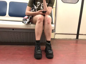 Hot Legs And Butt in Shorts in a Subway Train Creepshots Galery - Bruised Knees And Shins