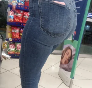 Amazing girl bubble butt in tights jeans