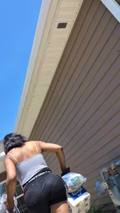 Thick ass delivery chick with vpl . She had too many bags and I needed caps