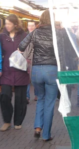 Street creepshots of girls and milfs in tight jeans