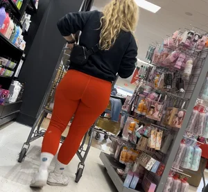 Pawg Blonde Milf in Red Leggins
