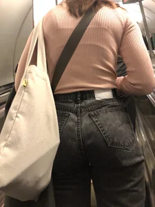 Candid chick wearing tight grey jeans subway escalator creepshot