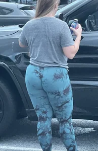 Dumb thick Pawg in gym leggings