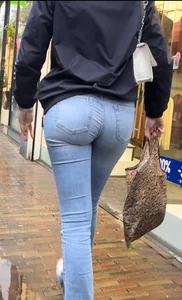 Thight round ass in jeans